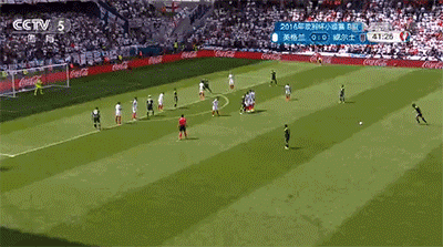 GIF-见到哈特来一脚!贝尔30米外电梯球落叶无声