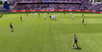 GIF-任意球当点球踢!贝尔30米外电梯球落叶无声