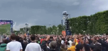 GIF-谁的啤酒在飞!绝杀那刻英格兰人潮秒变喷泉