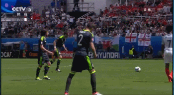 GIF-任意球当点球踢!贝尔30米外电梯球落叶无声
