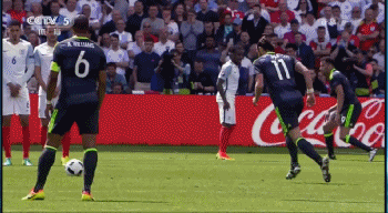 GIF-任意球当点球踢!贝尔30米外电梯球落叶无声