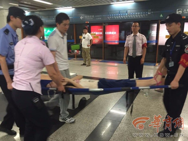 天太热 一名年轻女乘客地铁三桥站晕倒