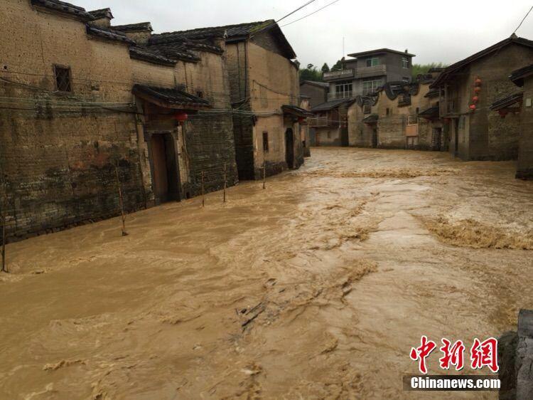 连续暴雨致水淹福建千年古村落