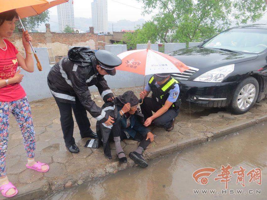 神木九旬瘫痪老太与儿吵架 爬着离家出走被困雨中