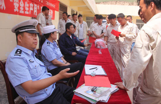 吴起采油厂:安全生产咨询日活动释疑解惑为职