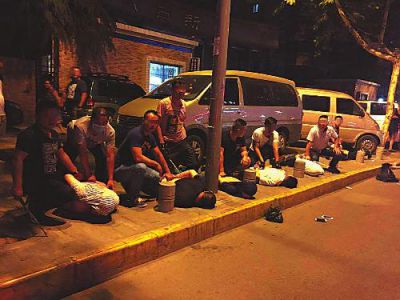 10名便衣民警西安街头抓住6小偷 场面如拍大片