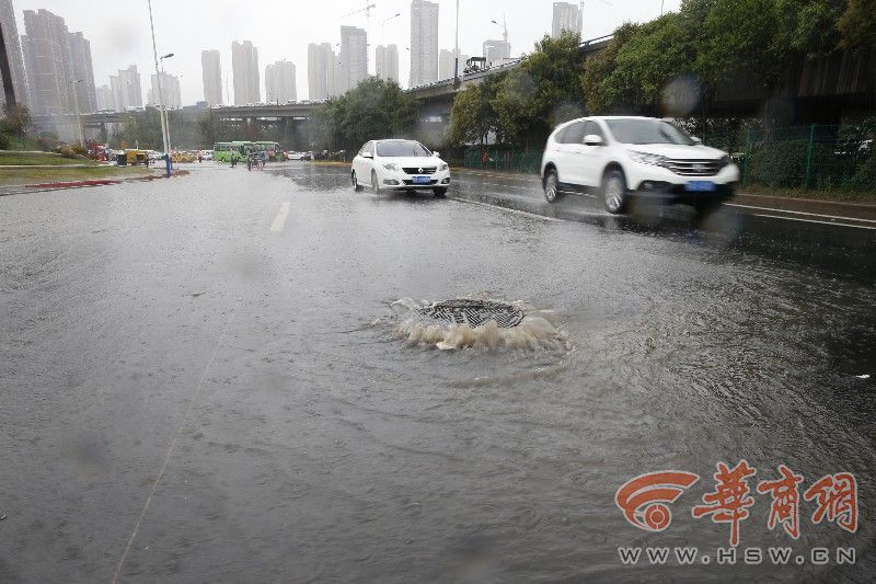 一下雨曲江转盘就沦陷 多少人堵这里上班迟到了