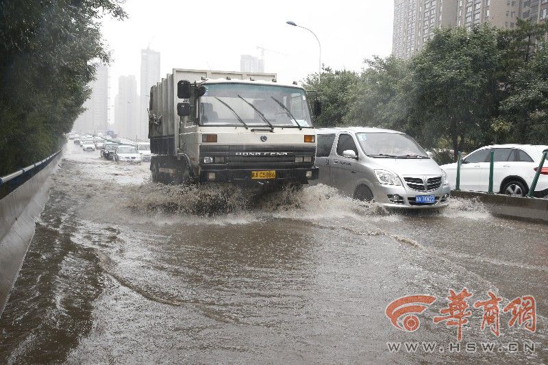 西安昨天降水量相当于106个兴庆湖 曲江盘道堵