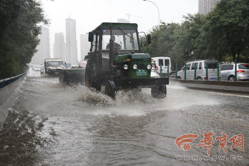 西安昨天降水量相当于106个兴庆湖 曲江盘道堵