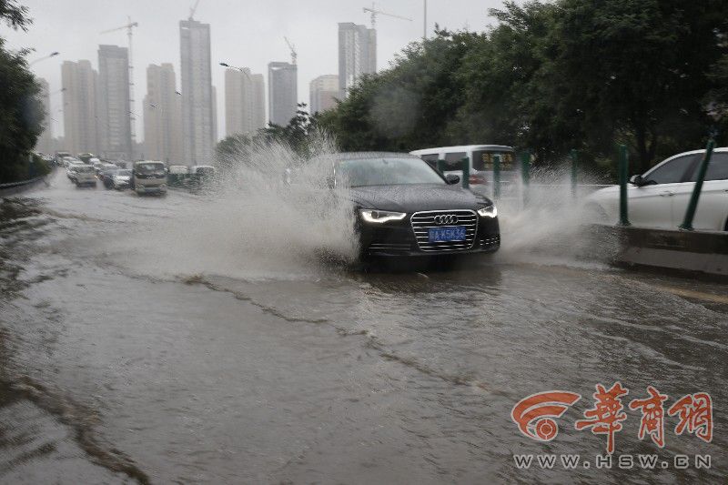 西安昨天降水量相当于106个兴庆湖 曲江盘道堵