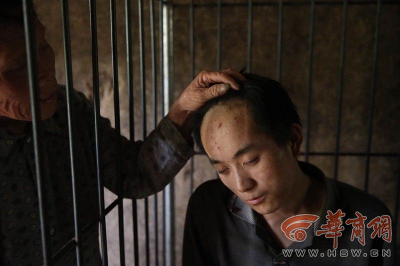 父母担心儿子犯病伤人 蓝田19岁男孩被在锁铁笼中