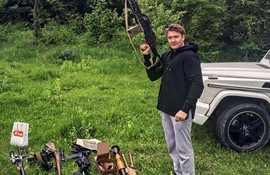 富二代手持枪械拍照炫富