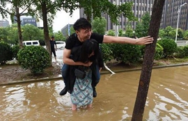 女孩背男友过马路
