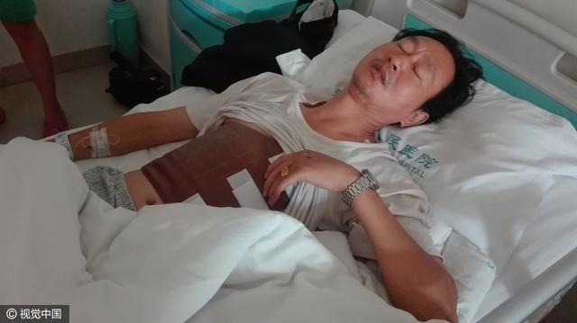 7岁孩子被撵下车 家长堵公交公司大门打保安