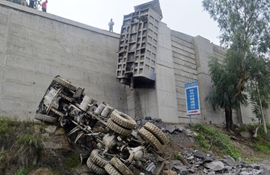 四川一货车失控车体分离