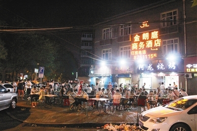 小南门夜市开到凌晨两三点 附近居民无法入睡