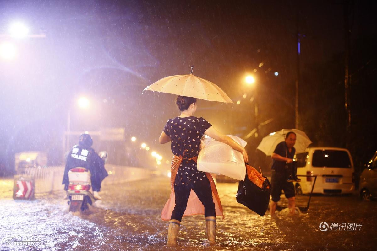 7月6日清晨,武汉城区再次降下瓢泼大雨.大海摄影