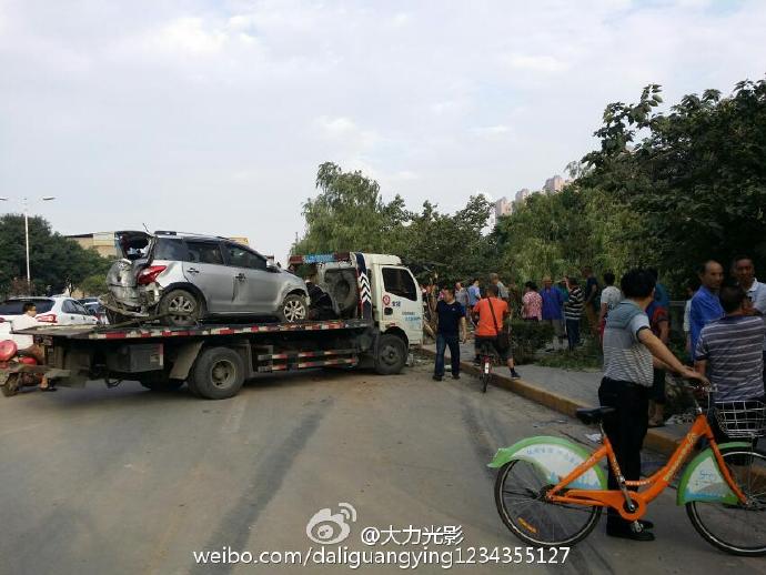 曝西安昆明路发生车祸 一渣土车连撞路边多辆轿车