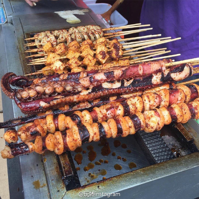 西安夏天夜市只能营业到12点 好怕老板烤不熟