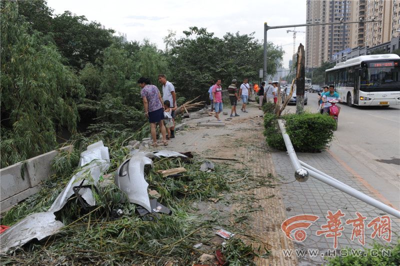 昆明路10号桥附近渣土车清晨失控 连撞路边7辆车