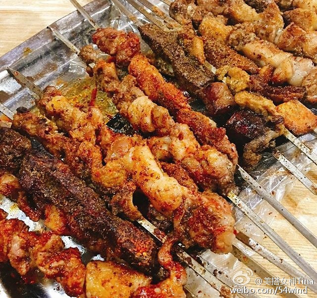 西安夏天夜市只能营业到12点 好怕老板烤不熟