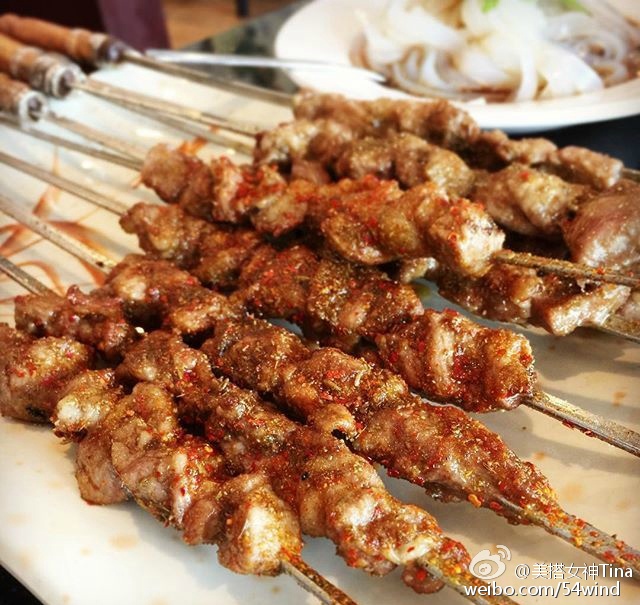 西安夏天夜市只能营业到12点 好怕老板烤不熟