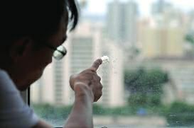 哈佛印象22楼玻璃5天被击3个"弹孔" 疑为气枪所射