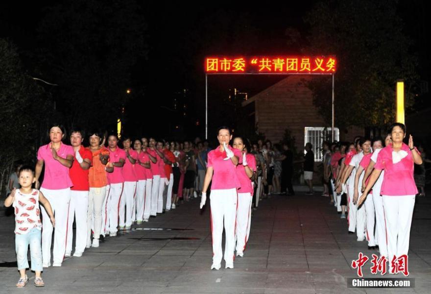 “尼伯特”福建前夜 民众夜跑大妈跳广场舞