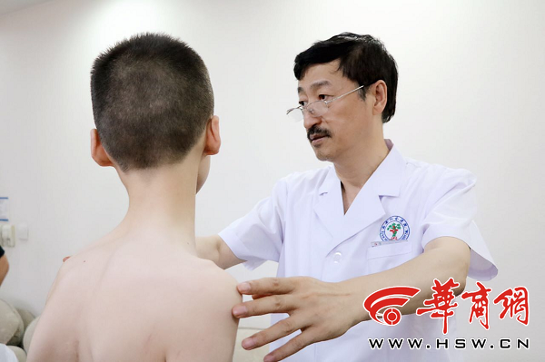 西安市红会医院脊柱畸形大型义诊郝定均抱病问