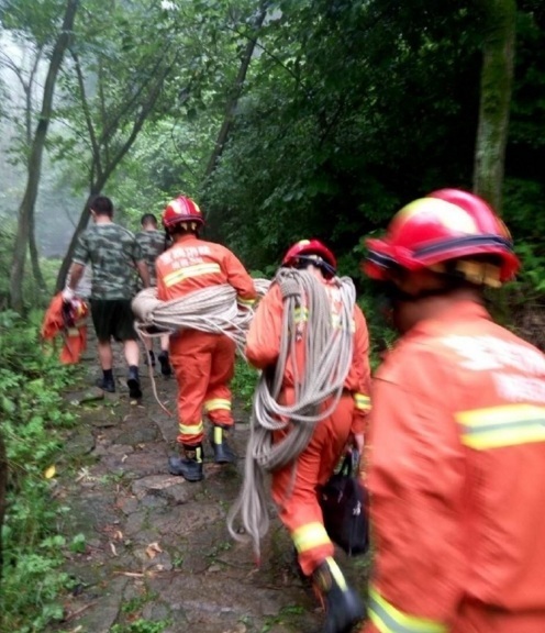 宝鸡一女子游玩时突犯病欲自杀 消防成功营救