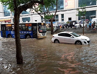 铜川市多地遇强降水 北市区马路水势凶​猛成汪洋