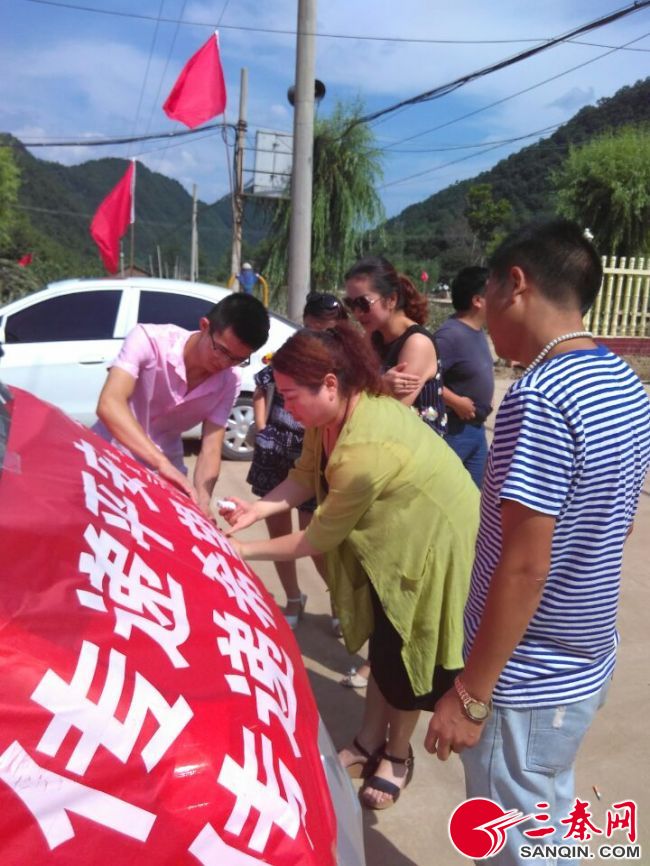 商州爱心人士赶赴洛南巡检重灾区献爱心|商州