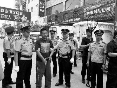 男子骑摩托车当街抢包终被抓 曾是国家一级运动员