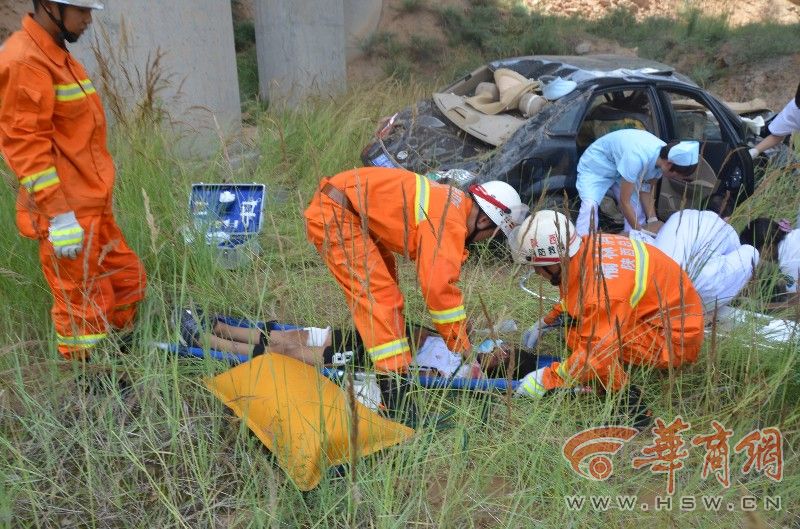 榆绥高速一轿车从60米高桥坠落 致2死2伤