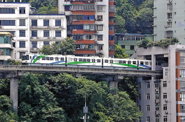 穿楼而过，重庆轻轨上的美景