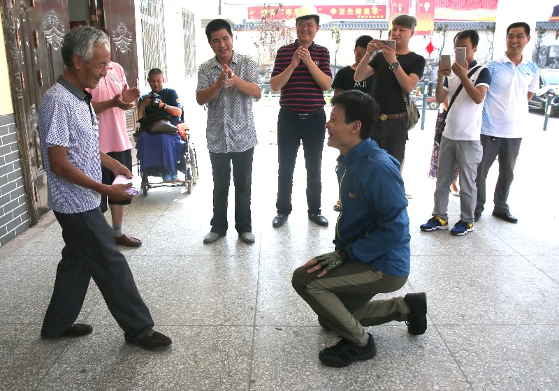 阎良男子独轮车推着麦子 重走高祖移民路
