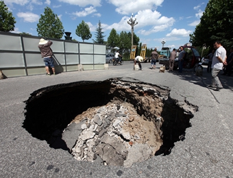 宝鸡滨河大道路面塌陷 大坑直径6米刚修好半年