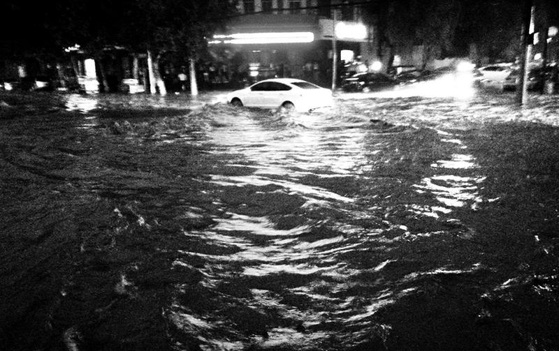 西安每逢暴雨积水成灾 排水管网建设滞后