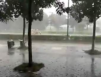 狂风暴雨!电闪雷鸣!憋了N天酷暑的西安终于爆发了