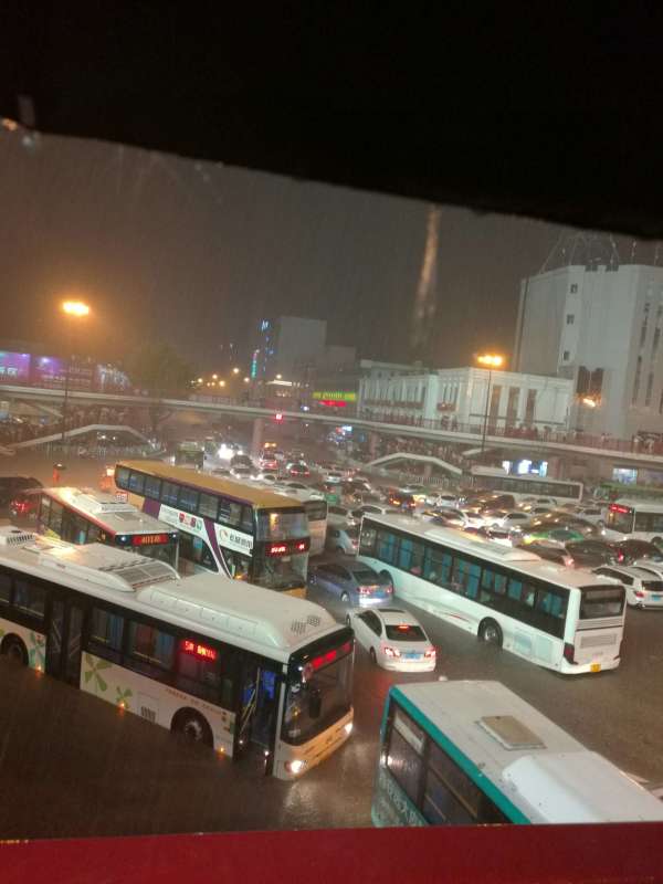 小寨地铁站因暴雨关闭 周边积水严重行人注意安全
