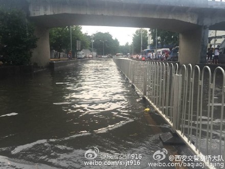 华清路十里铺桥下积水严重.jpg