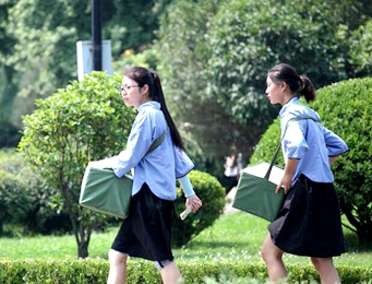 西安女大学生穿“民国风”服饰在大雁塔景区卖冰棍