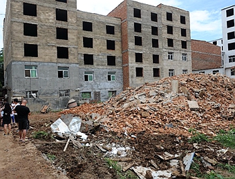 暴风雨致长安区一在建民房倒塌 两农民工被埋身亡