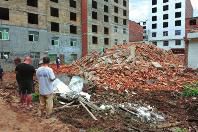 暴雨致西安一加盖民房倒塌 当地很多民房都有加盖