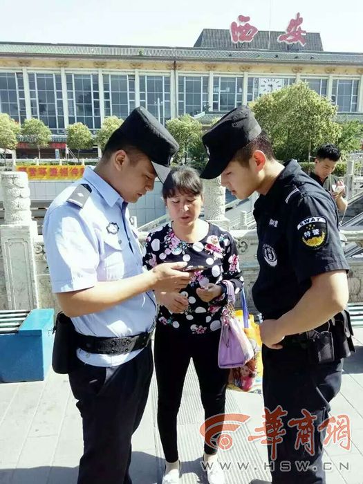 民警接受群众求助.jpg