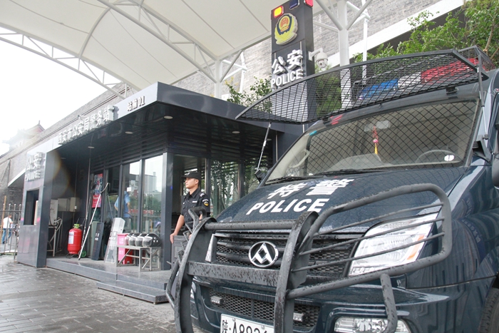 两妇女自称有传染病碰瓷外地游客 警方当场抓捕