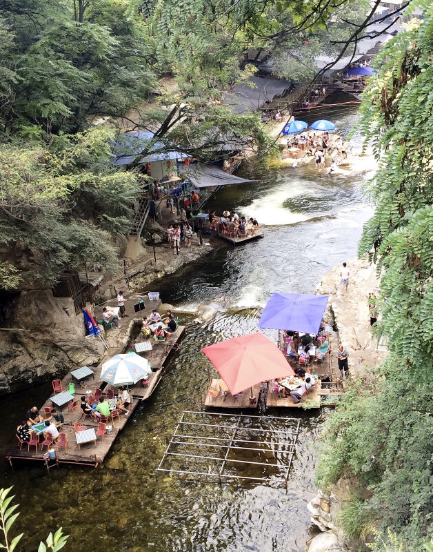 记者走访高冠峪 河道搭建水上就餐依然存在