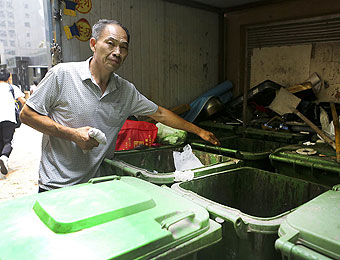 保洁员垃圾桶捡贵重物品交警察 失主：少两块翡翠