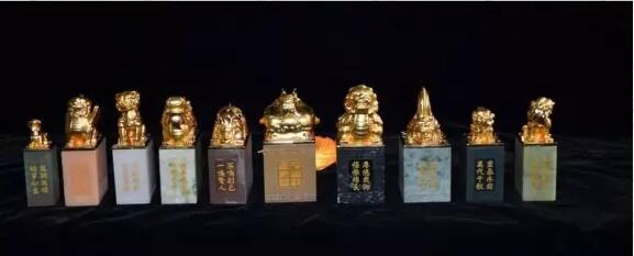 玺印全部源自故宫乾隆皇帝御用石谱,尊荣之极,鸿运其家.