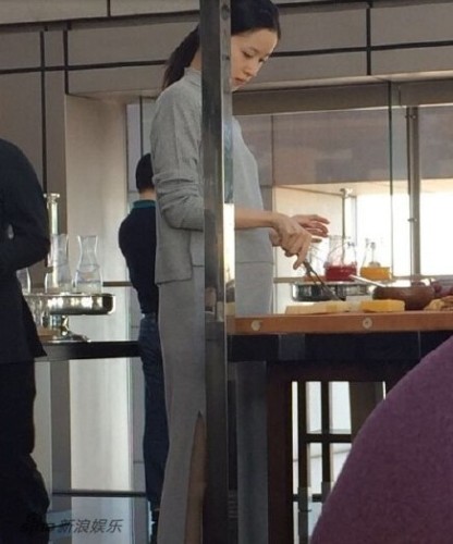 奶茶妹妹挺大肚外出